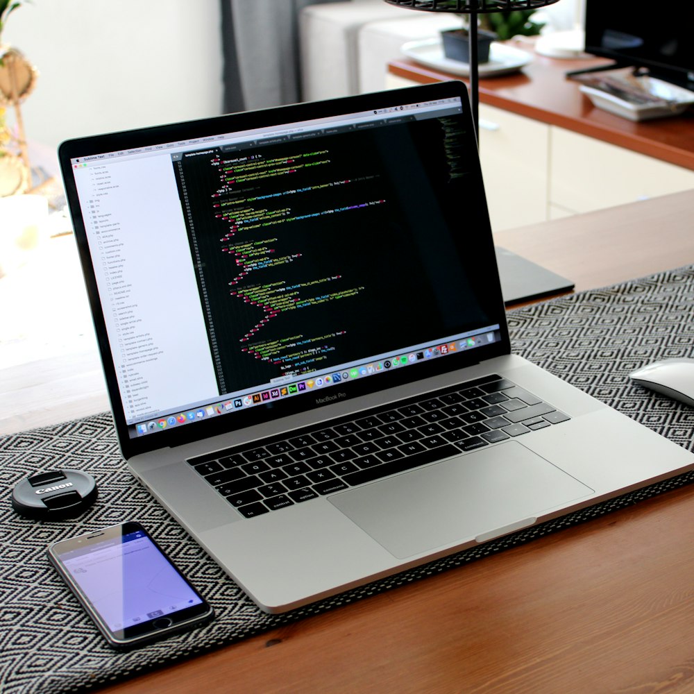 MacBook Pro sobre mesa de madera marrón