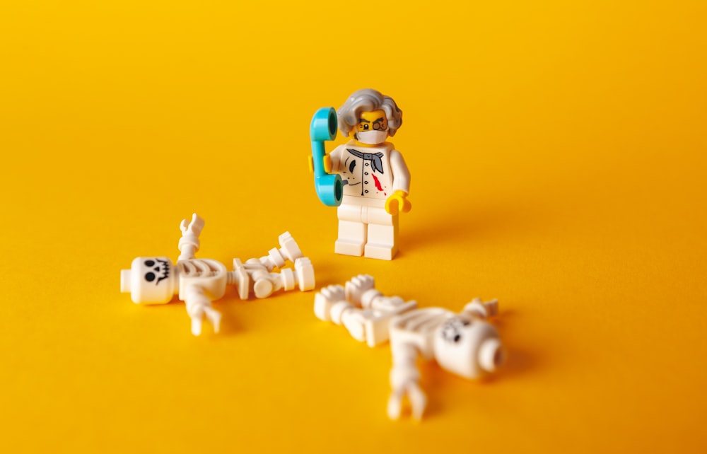 LEGO Mini Figur auf gelbem Textil