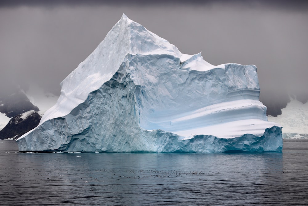 Formación rocosa marrón cerca del cuerpo de agua durante el día