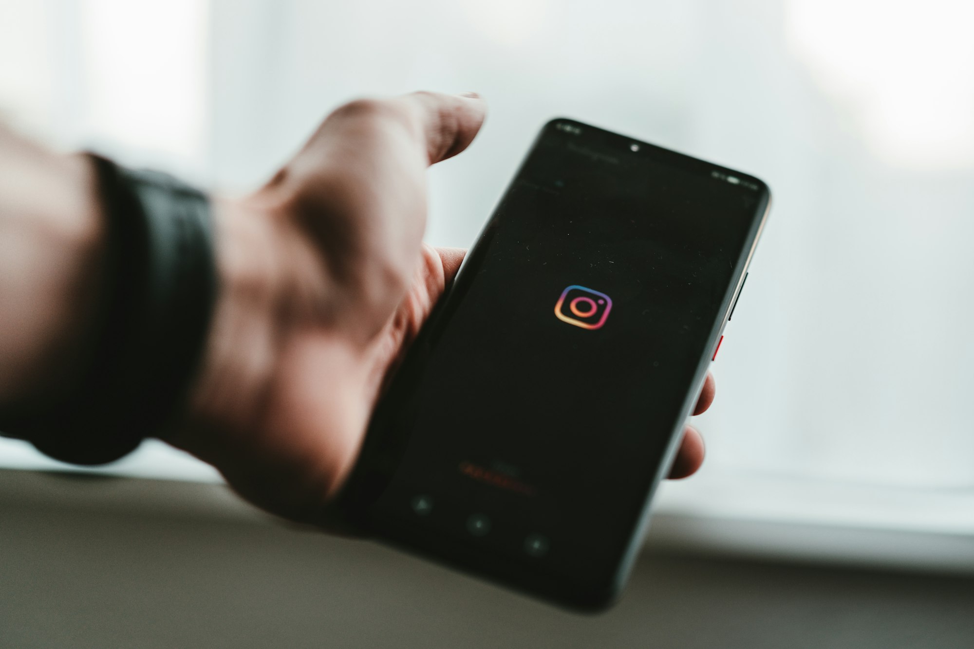 Instagram logo op telefoon