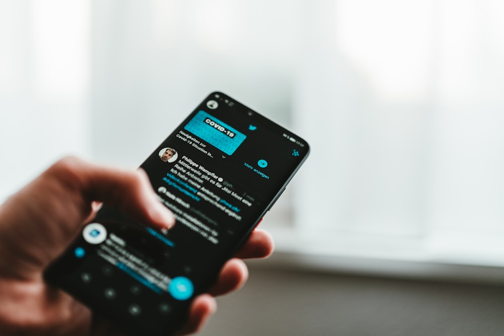 Startup kamu harus aktif juga di Twitter (Photo by Claudio Schwarz on Unsplash)