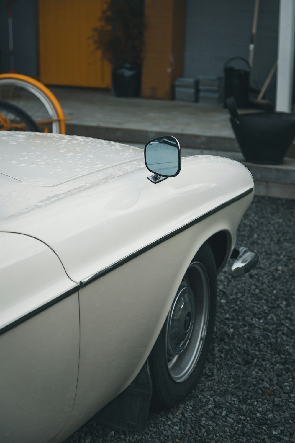 voiture blanche avec lunettes de soleil rondes noires