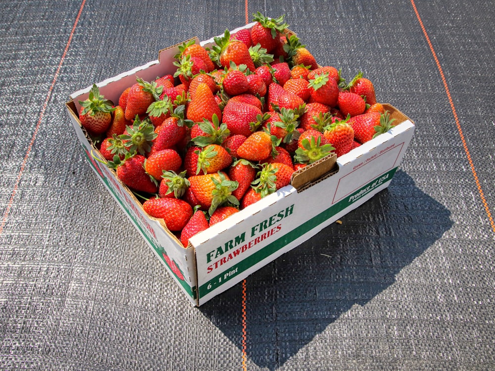 흰색과 녹색 상자에 있는 딸기