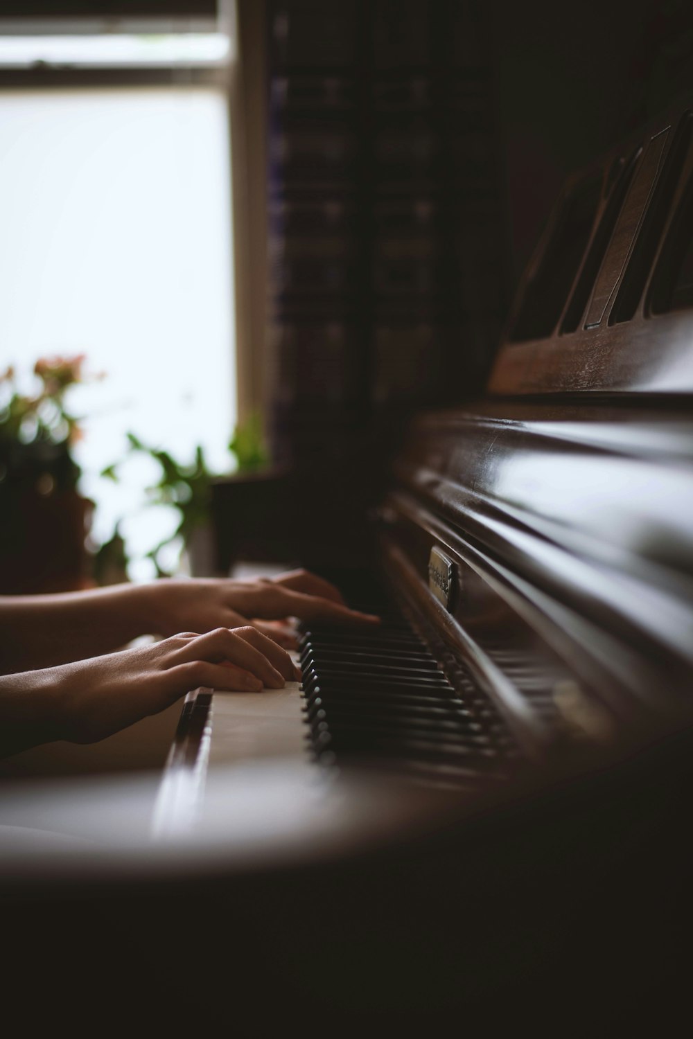 Persona che suona il pianoforte nella fotografia in scala di grigi