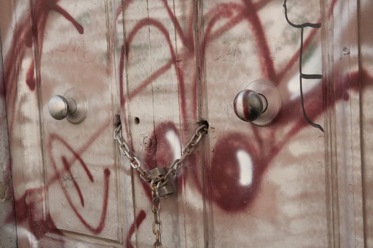 Pintu logam merah dengan gembok