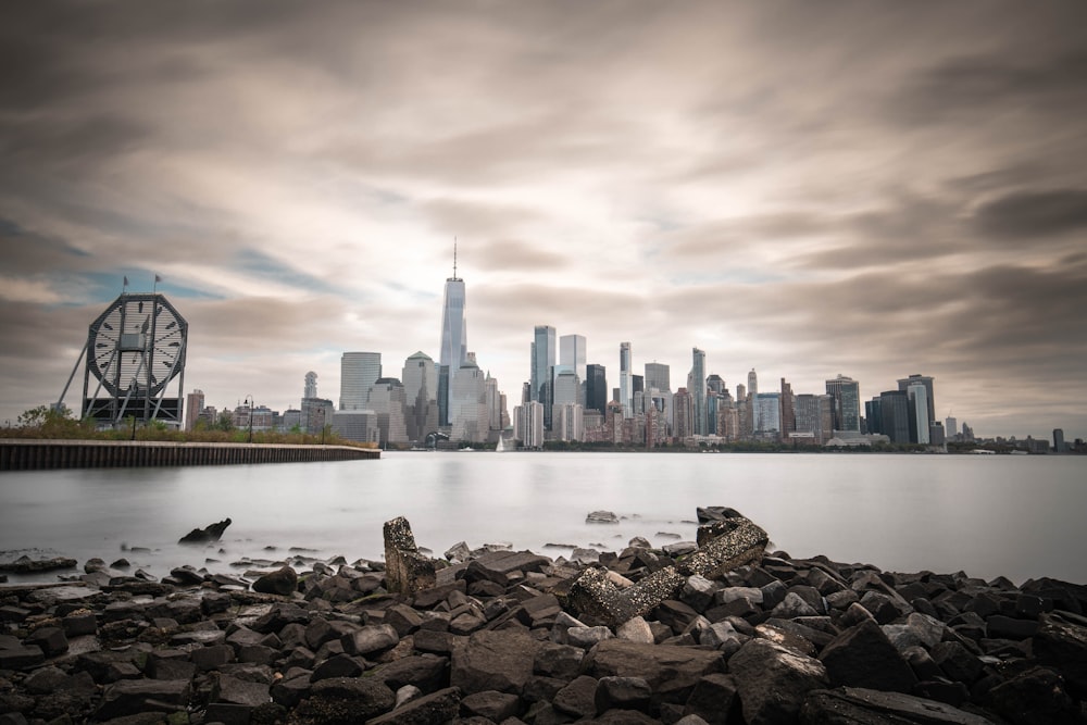 Skyline della città attraverso lo specchio d'acqua durante il giorno