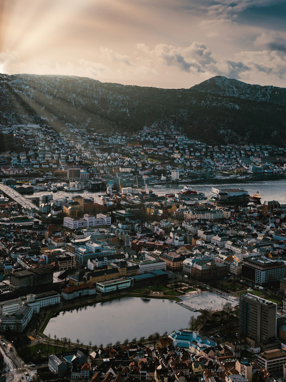 Veduta aerea degli edifici della città vicino allo specchio d'acqua durante il giorno