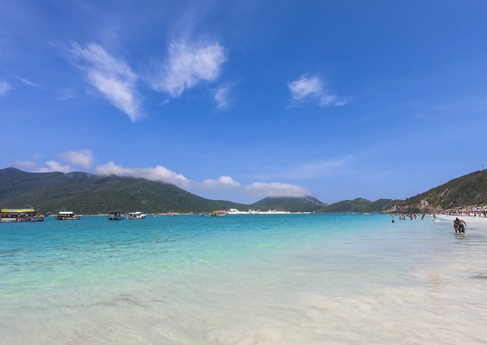 昼間の青空に青い海