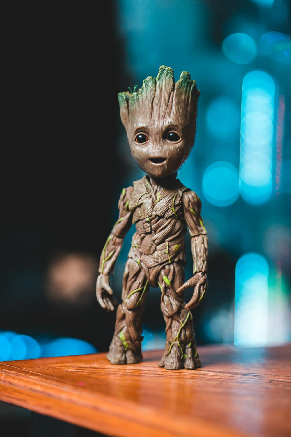 figura humana de madera marrón con ojos verdes