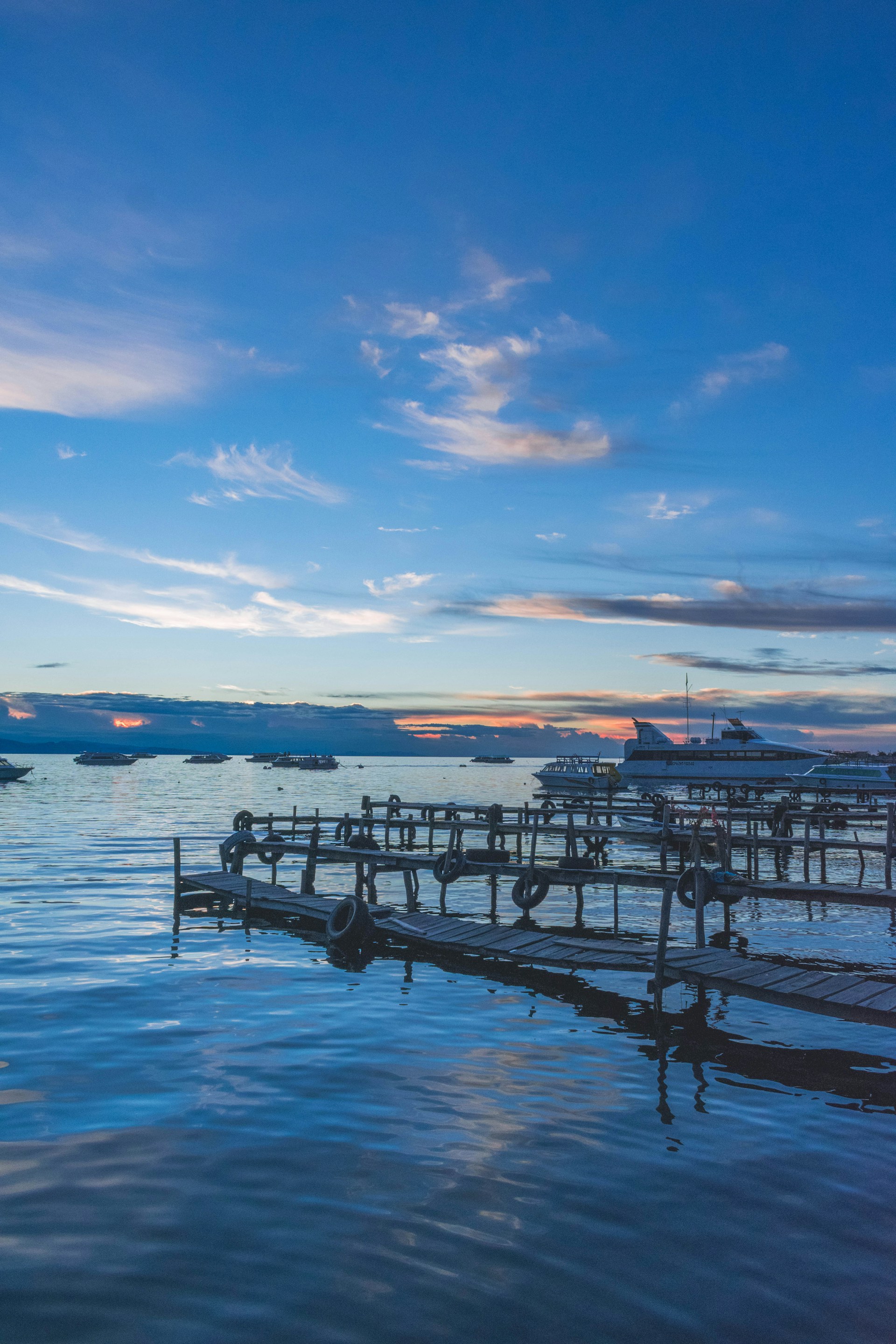 gray computer monitor