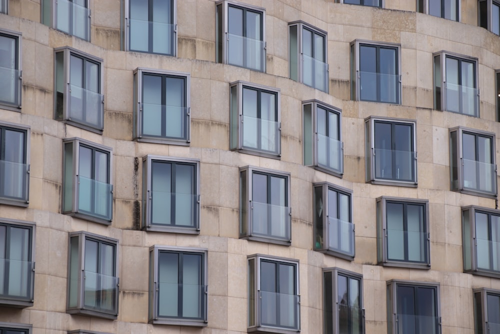 Bâtiment en béton brun et blanc