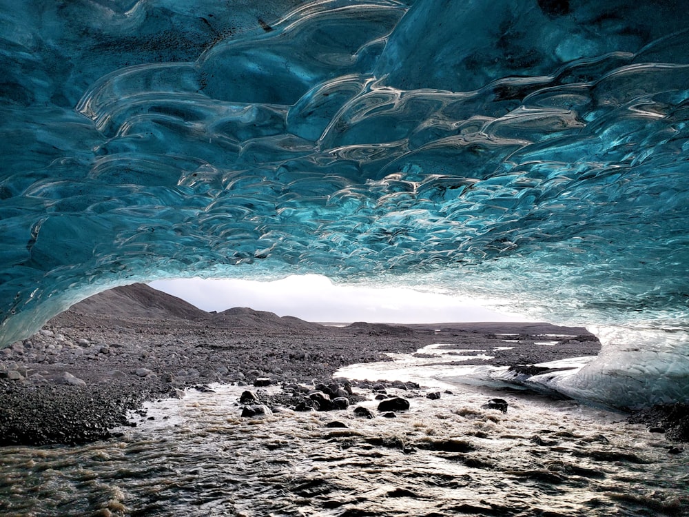 Blaue Wasserwellen auf schwarzem Felsen