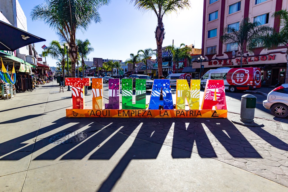 Bolsas de plástico de colores variadas en la calle durante el día