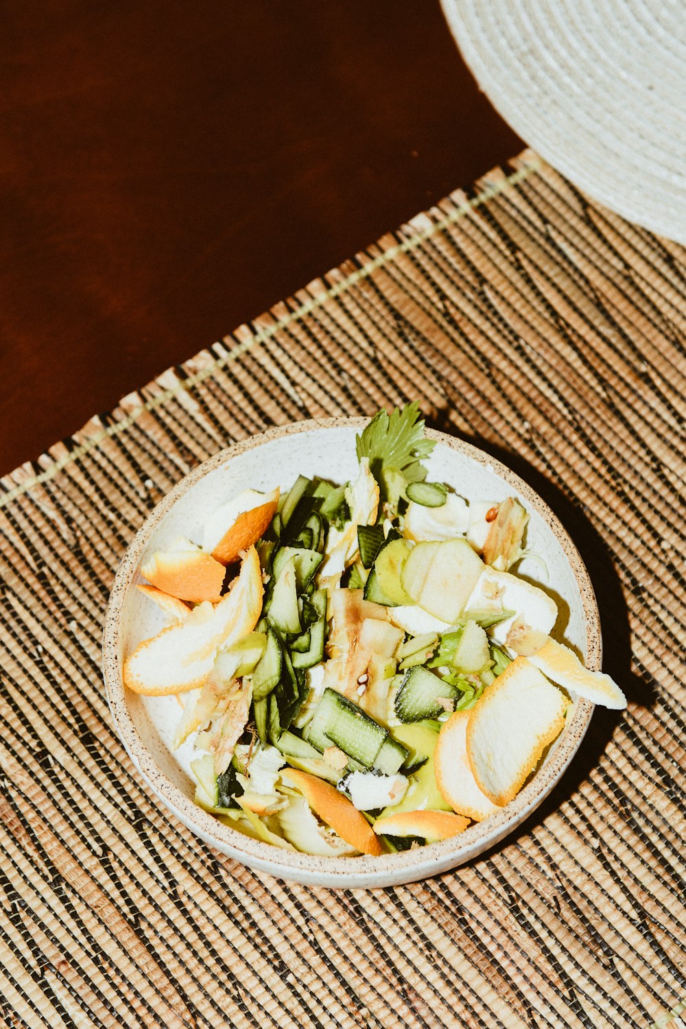 légumes tranchés sur un bol en céramique blanche