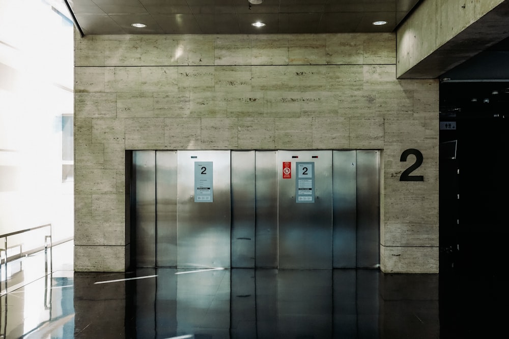 灰色の金属製のエレベータードアが閉じました