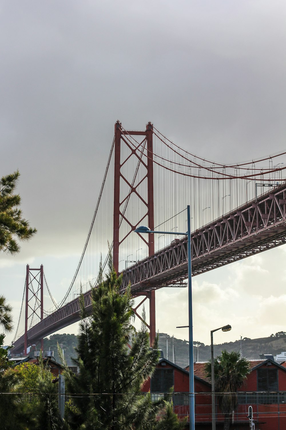 Golden Gate Bridge tagsüber unter weißem Himmel