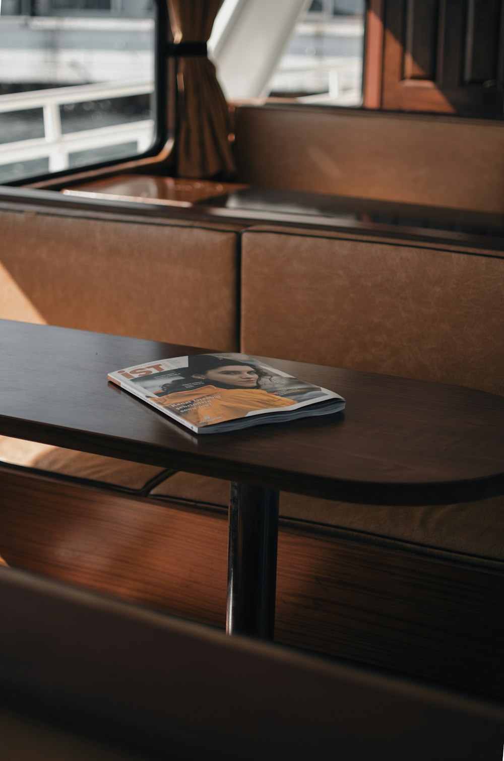 Tablette noire sur table en bois marron