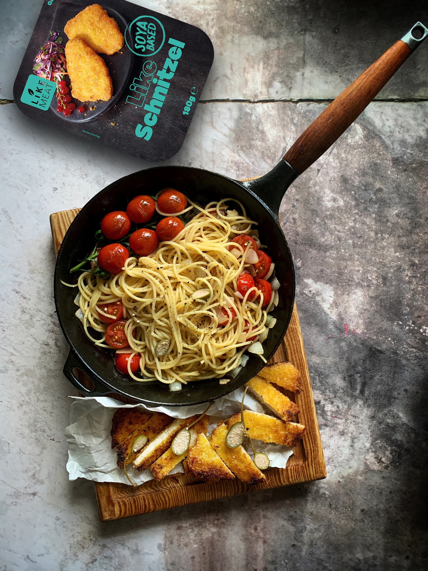 Crispy chicken served with creamy pasta and vegetables