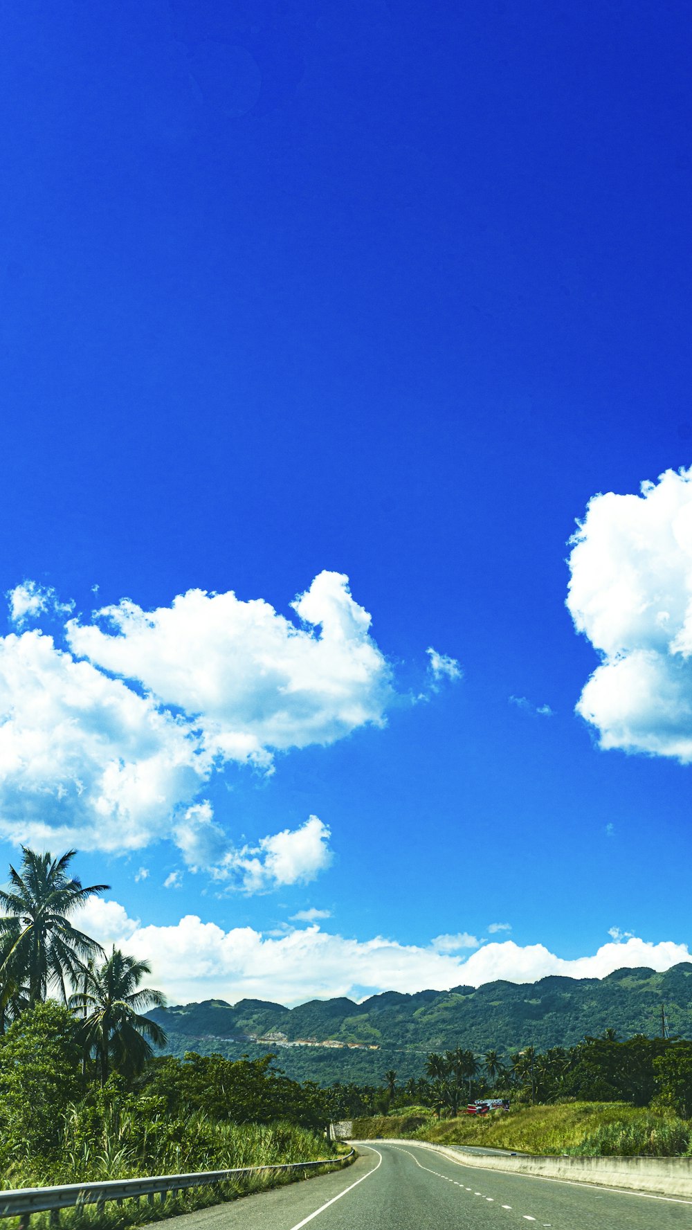 昼間の白い雲と青い空