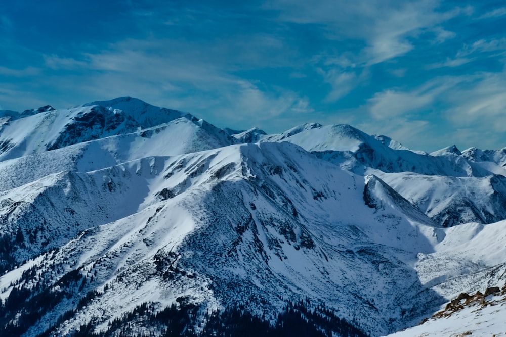 montanha coberta de neve sob o céu azul durante o dia