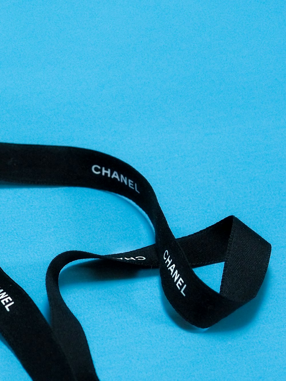 a black lanyard with the words chanel on it