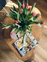 3D-gedruckte, organisch geformte Dekoration in sanften Pastelltönen auf einem Holztablett.