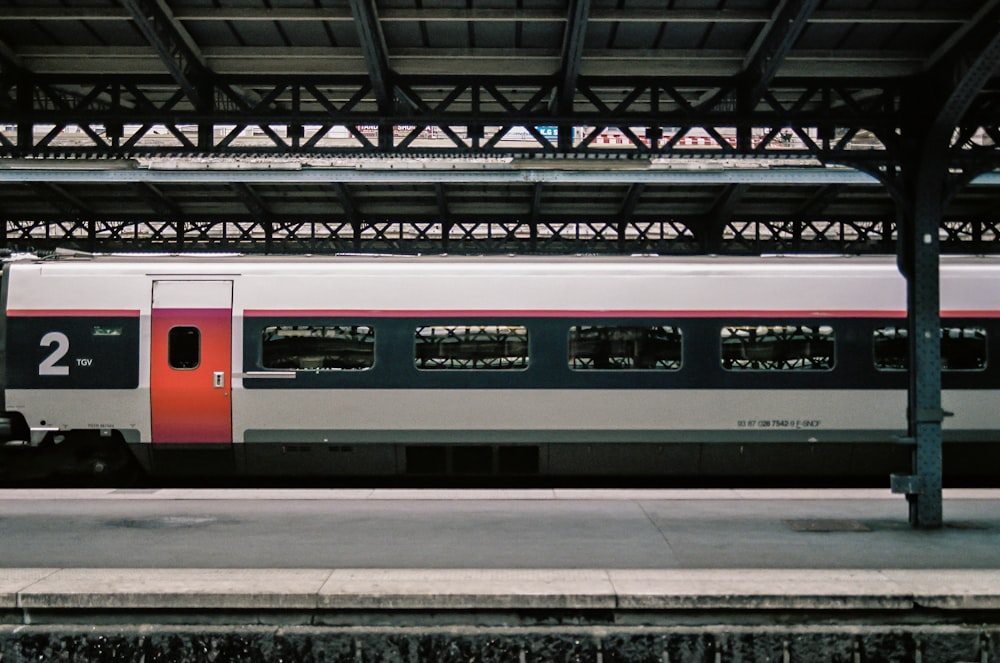 Train blanc et rouge sur la gare
