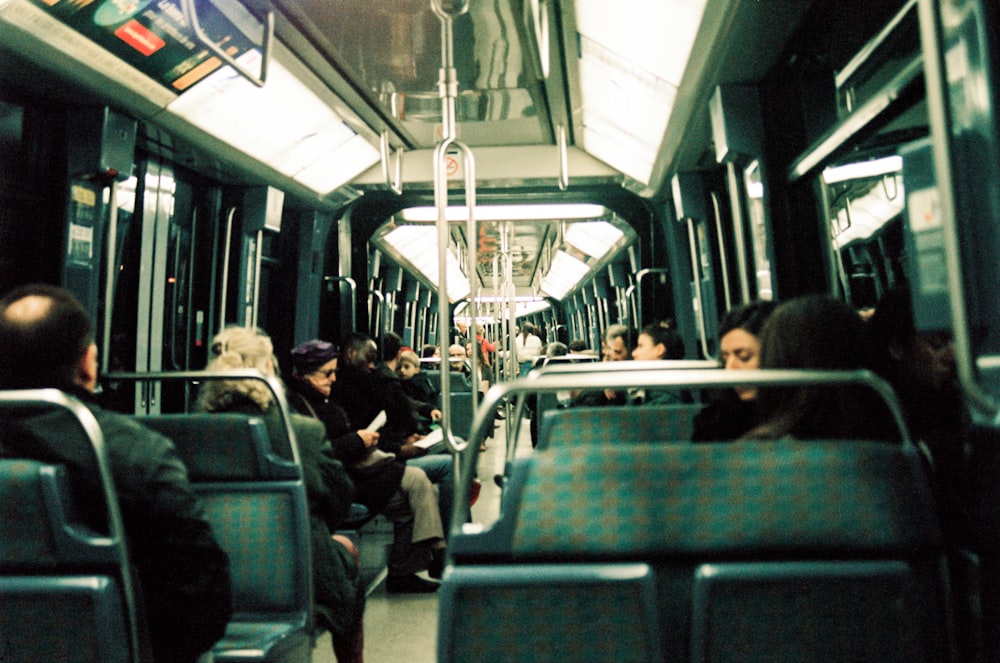 Persone sedute sul sedile dell'autobus