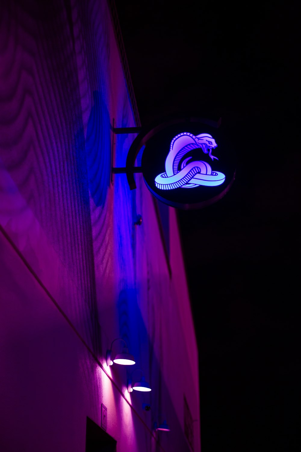 bombilla de luz púrpura encendida durante la noche