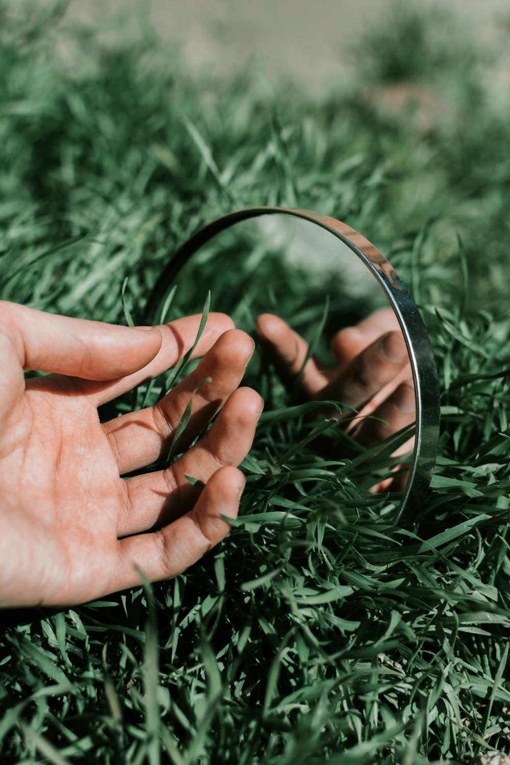 person holding black round frame