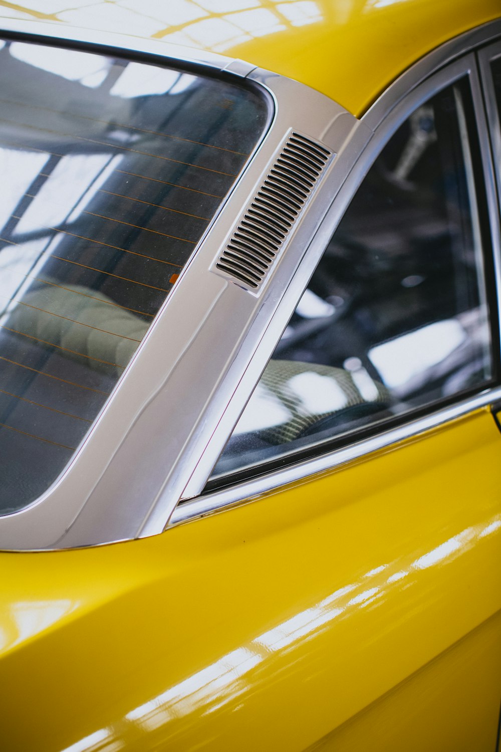 Coche amarillo con puerta plateada y negra