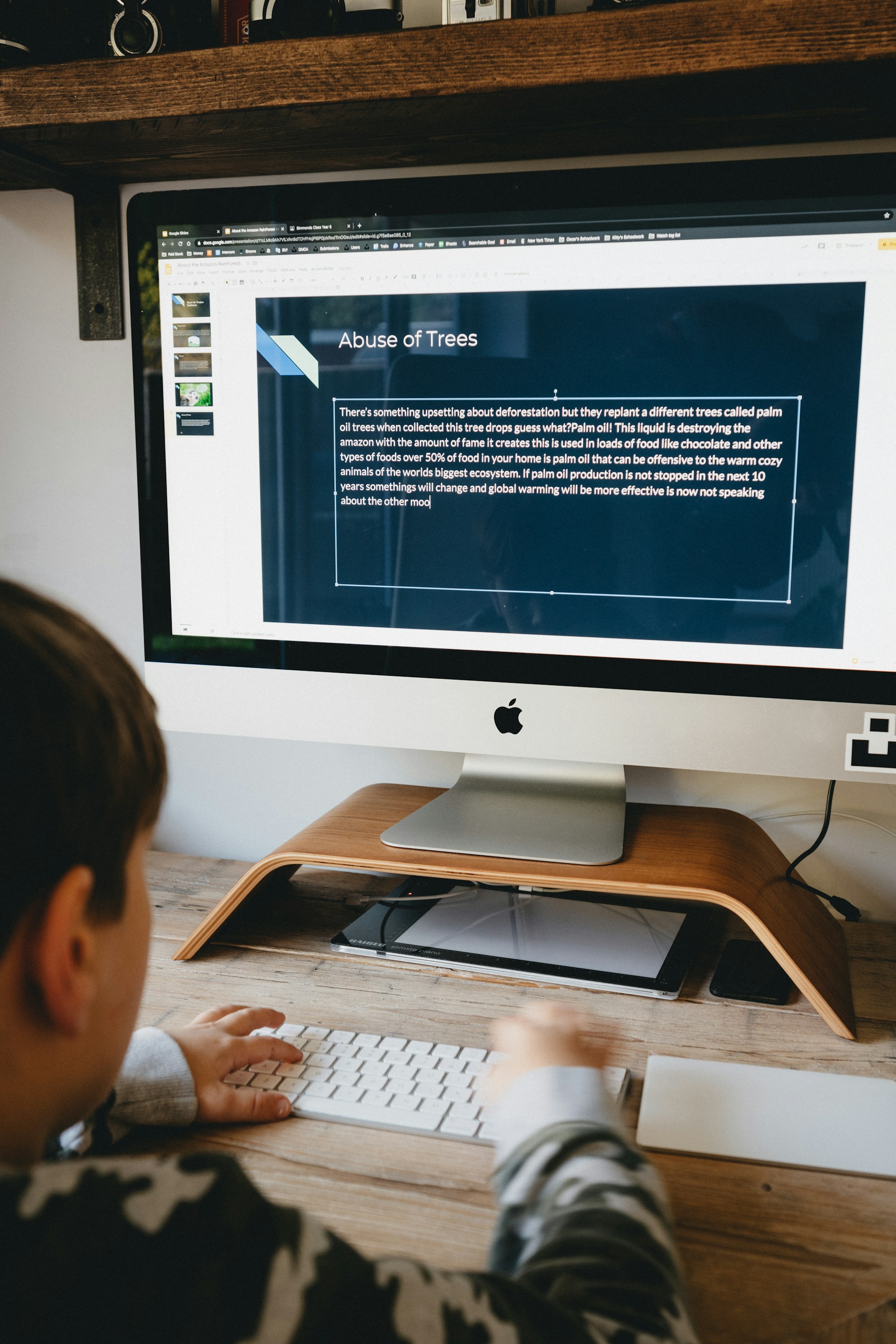 gray computer monitor