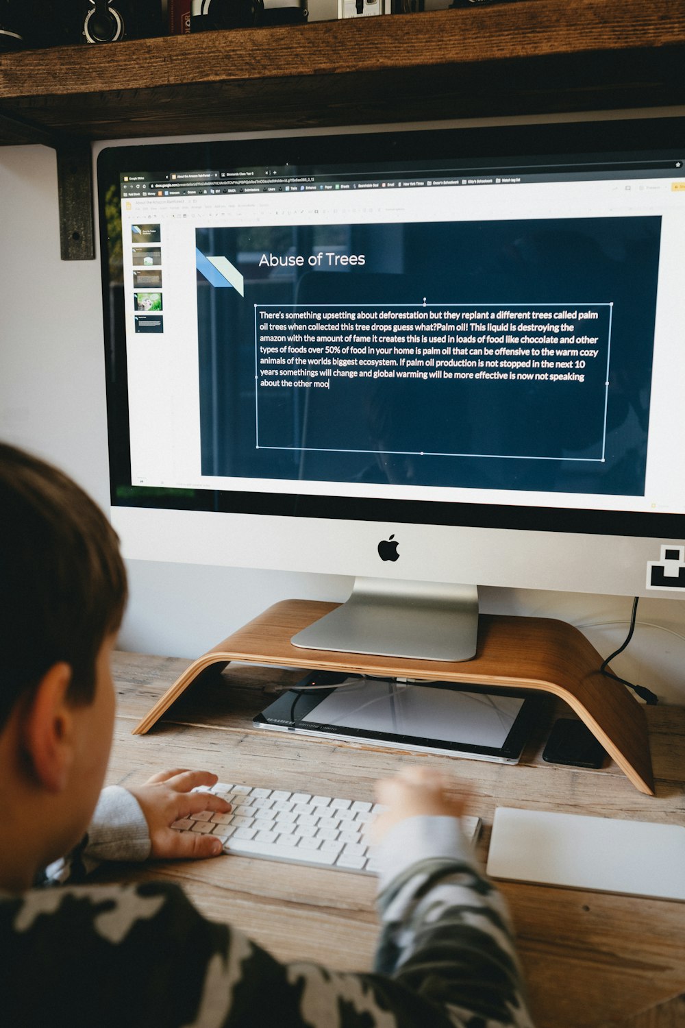 silver imac on brown wooden desk