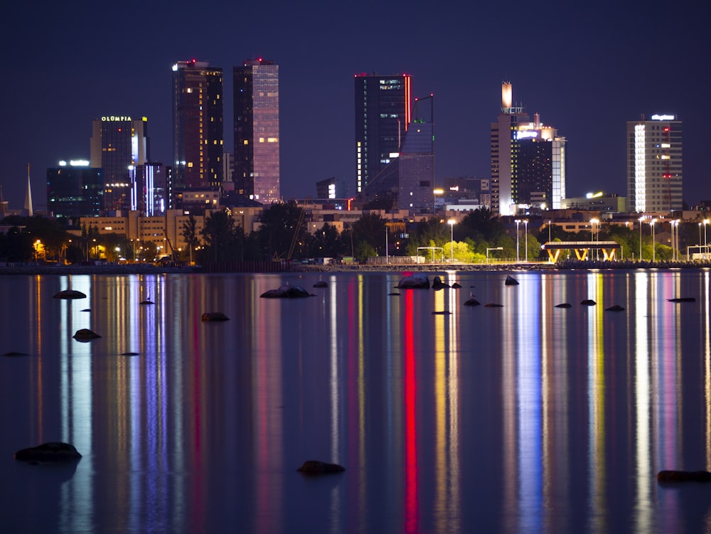 Horizonte de la ciudad durante la noche