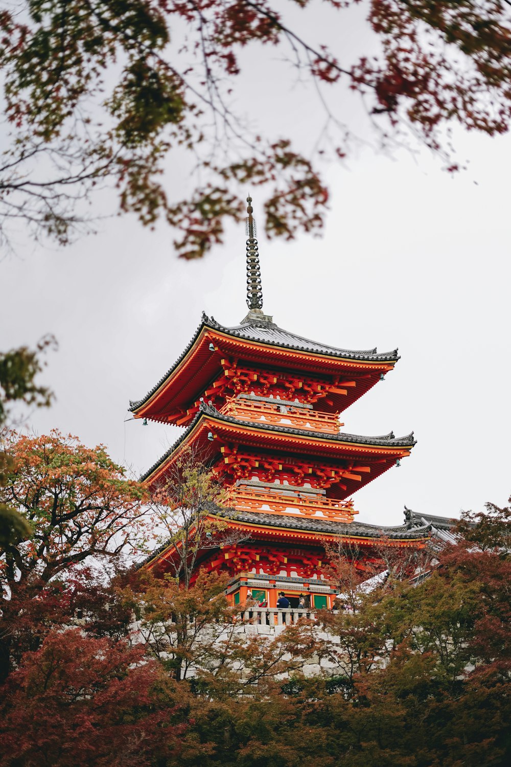 白い空の下の赤と茶色の寺院