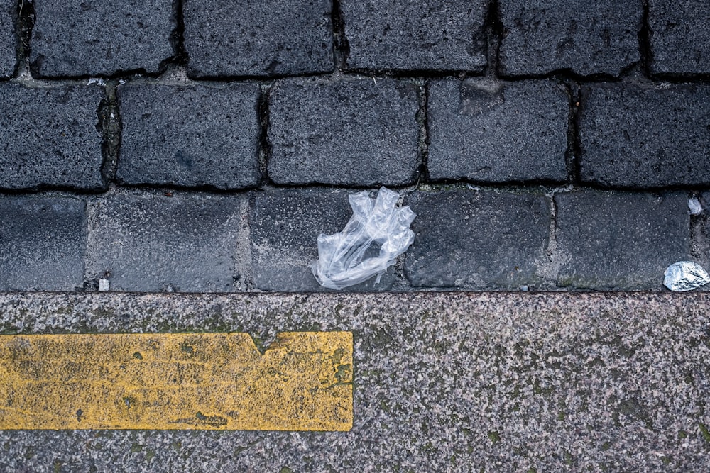 durchsichtige Plastiktüte auf grauem Ziegelboden