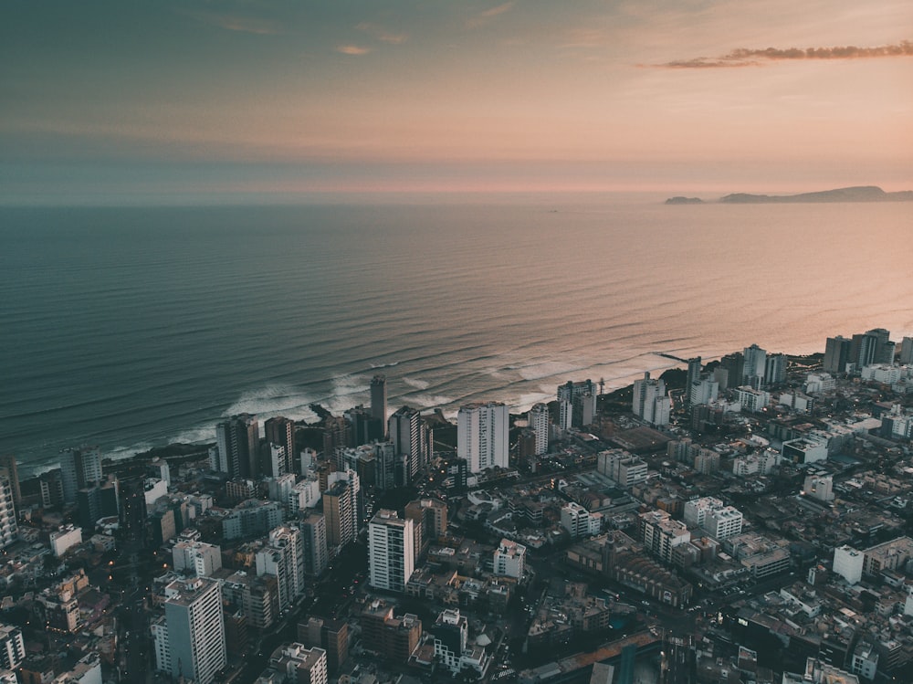 Vue aérienne des bâtiments de la ville pendant la journée