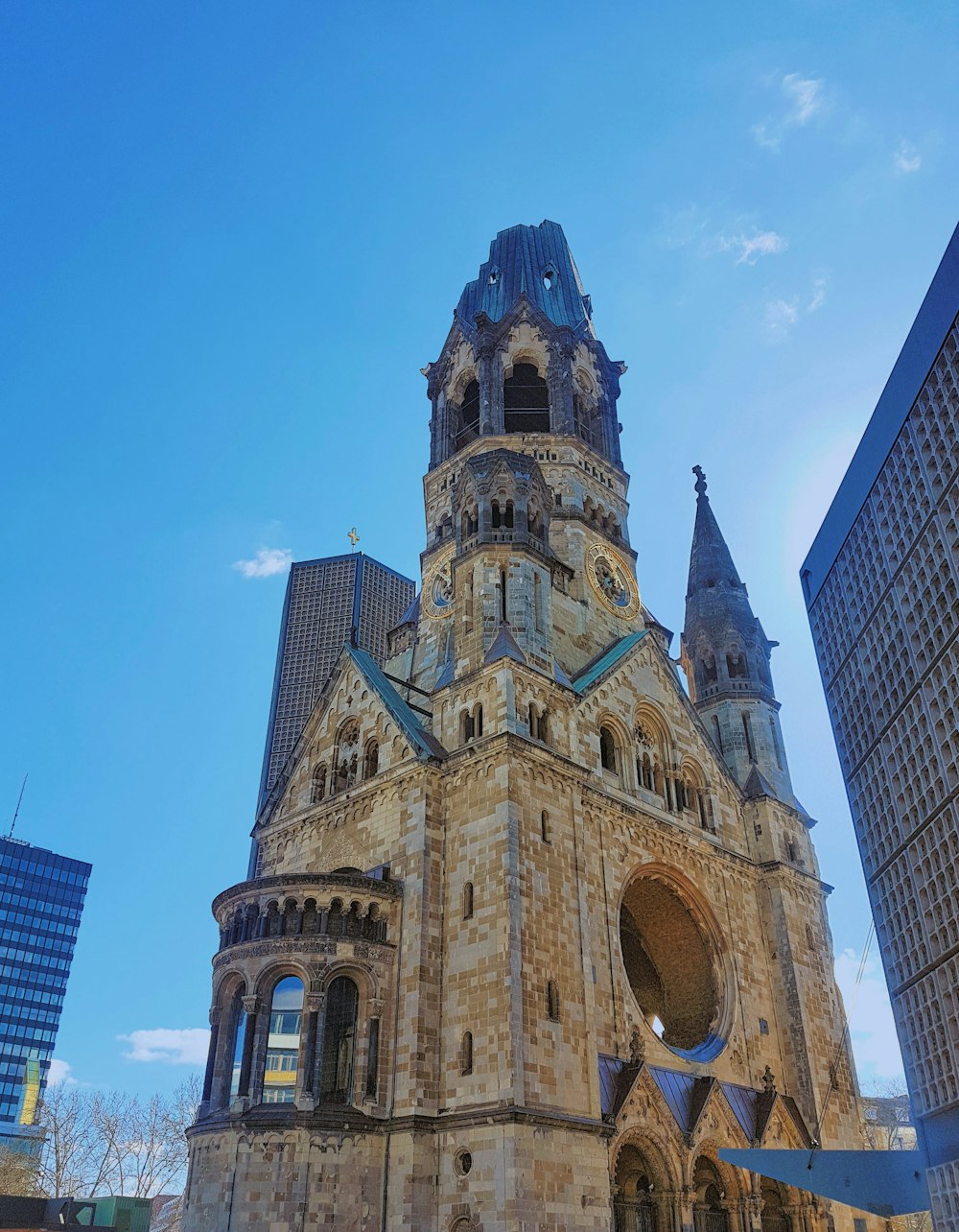 Bâtiment en béton brun sous le ciel bleu pendant la journée