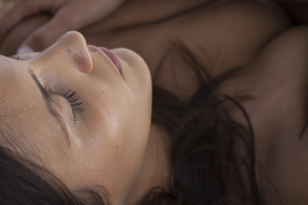 Mujer con lápiz labial rosa y rímel negro