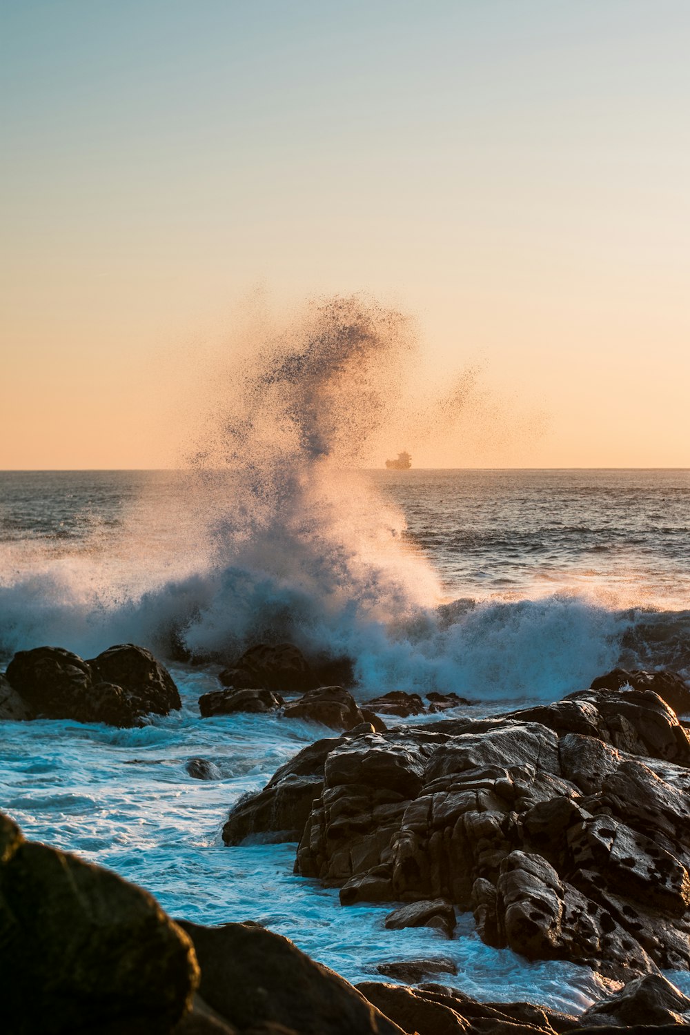 ocean waves crashing on rocks during daytime