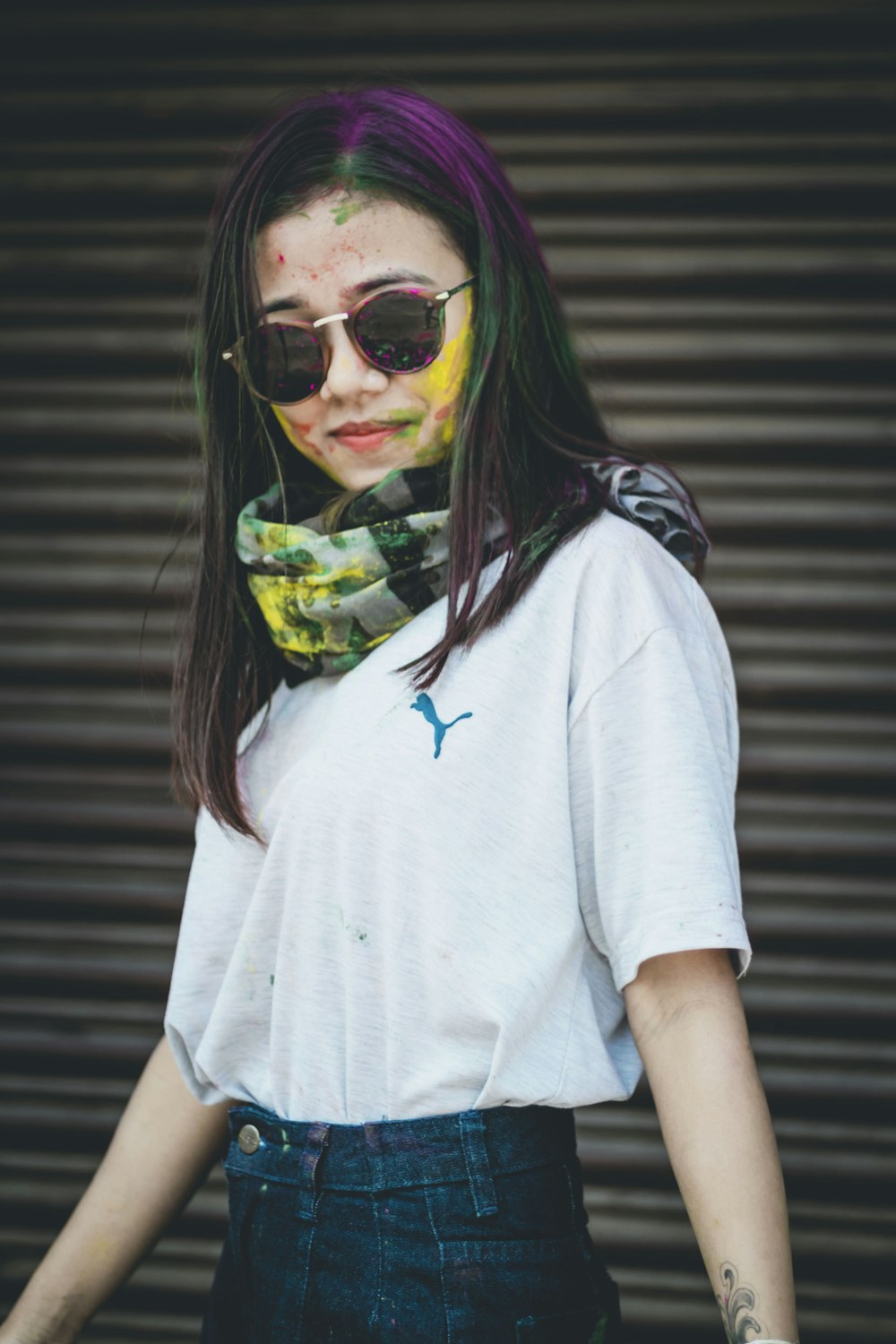 Femme en t-shirt blanc à col rond portant des lunettes de soleil