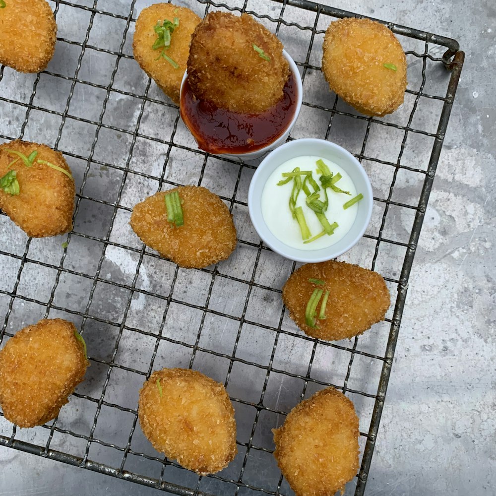 Galletas marrones en plato de cerámica blanca