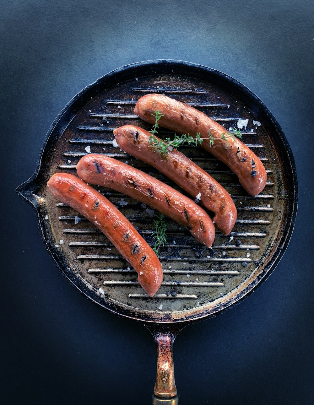 Saucisse sur poêle ronde noire