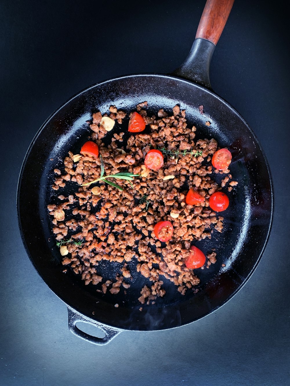 in Scheiben geschnittene Tomaten auf schwarzer Pfanne