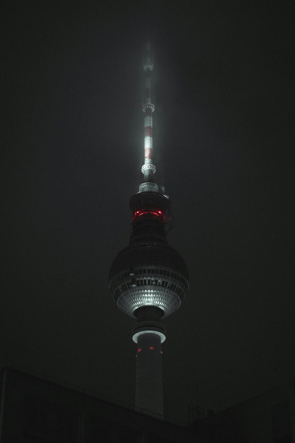 torre branca e preta durante a noite