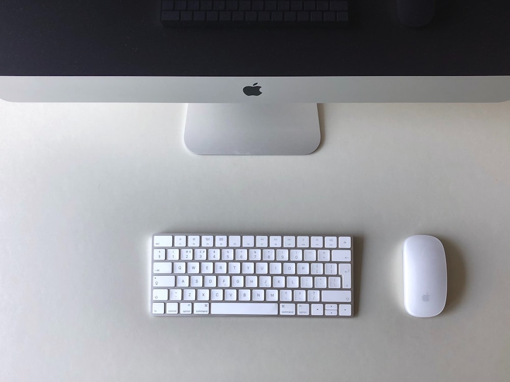 Silberne iMac und Apple Magic Tastatur