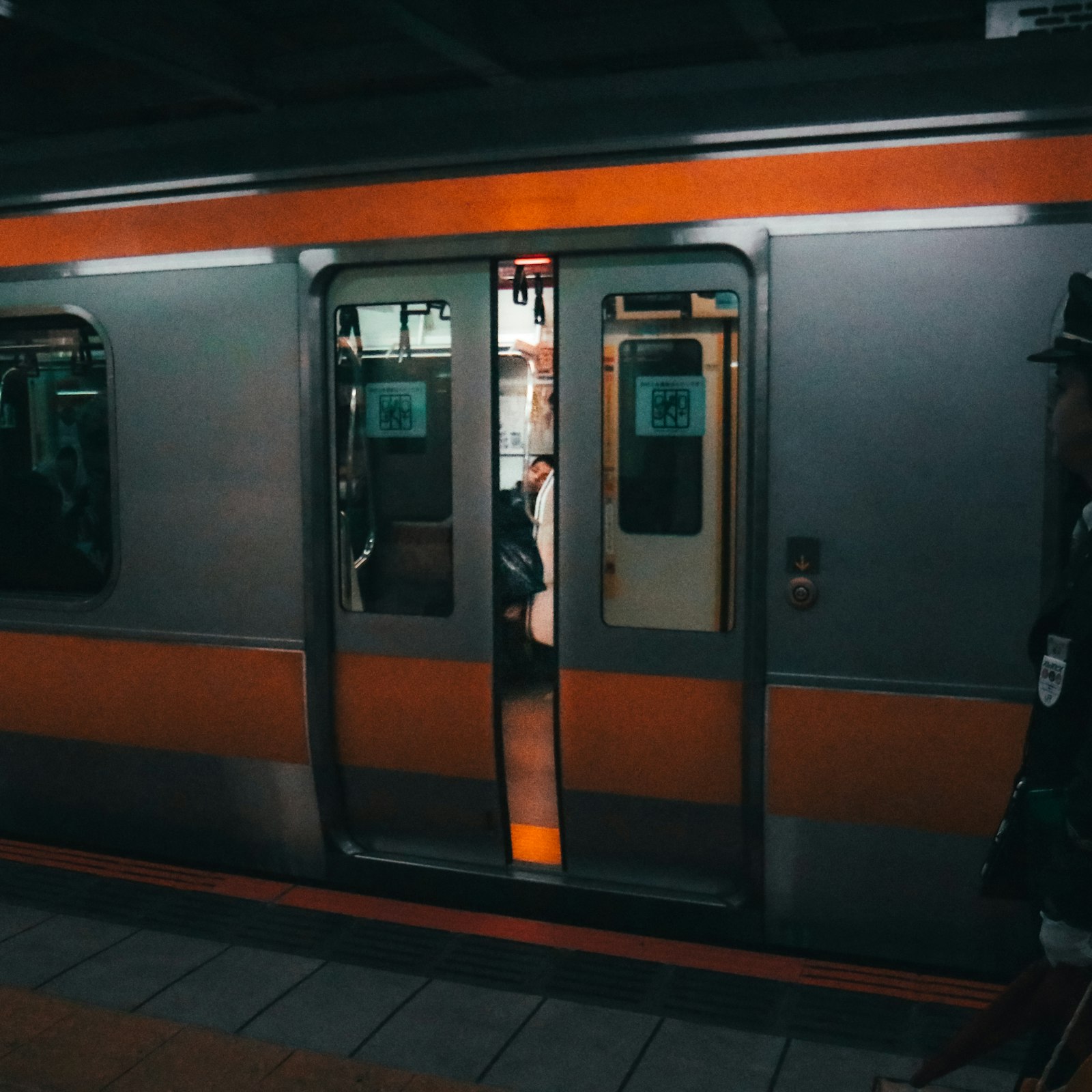 Canon EOS 80D + Sigma 12-24mm f/4.5-5.6 EX DG ASPHERICAL HSM + 1.4x sample photo. Gray and brown train photography