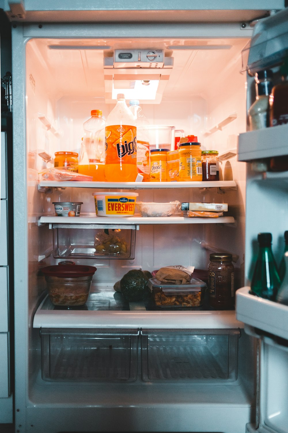 Refrigerador blanco con artículos variados