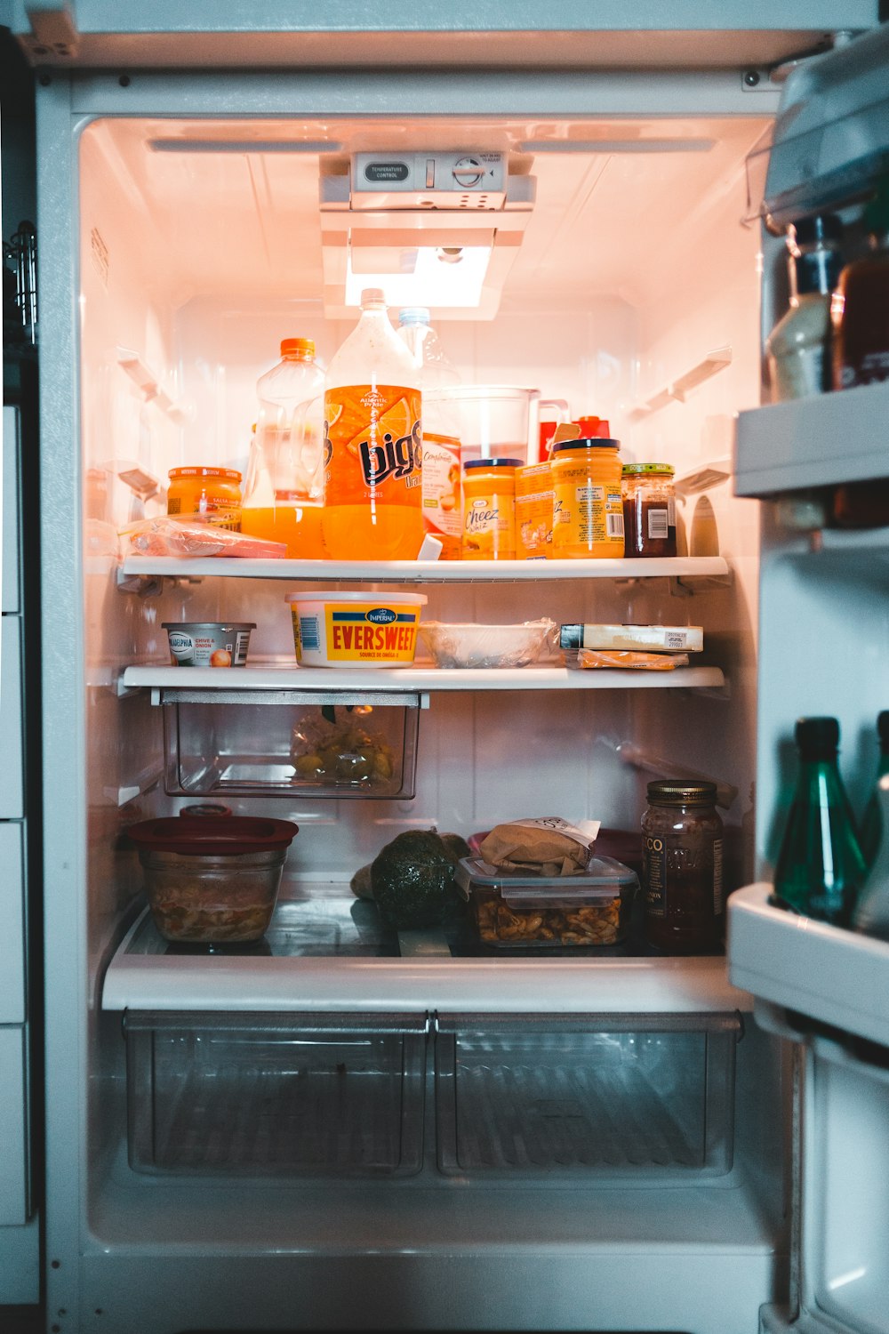 Réfrigérateur noir à congélateur supérieur avec distributeur photo – Photo  Gris Gratuite sur Unsplash