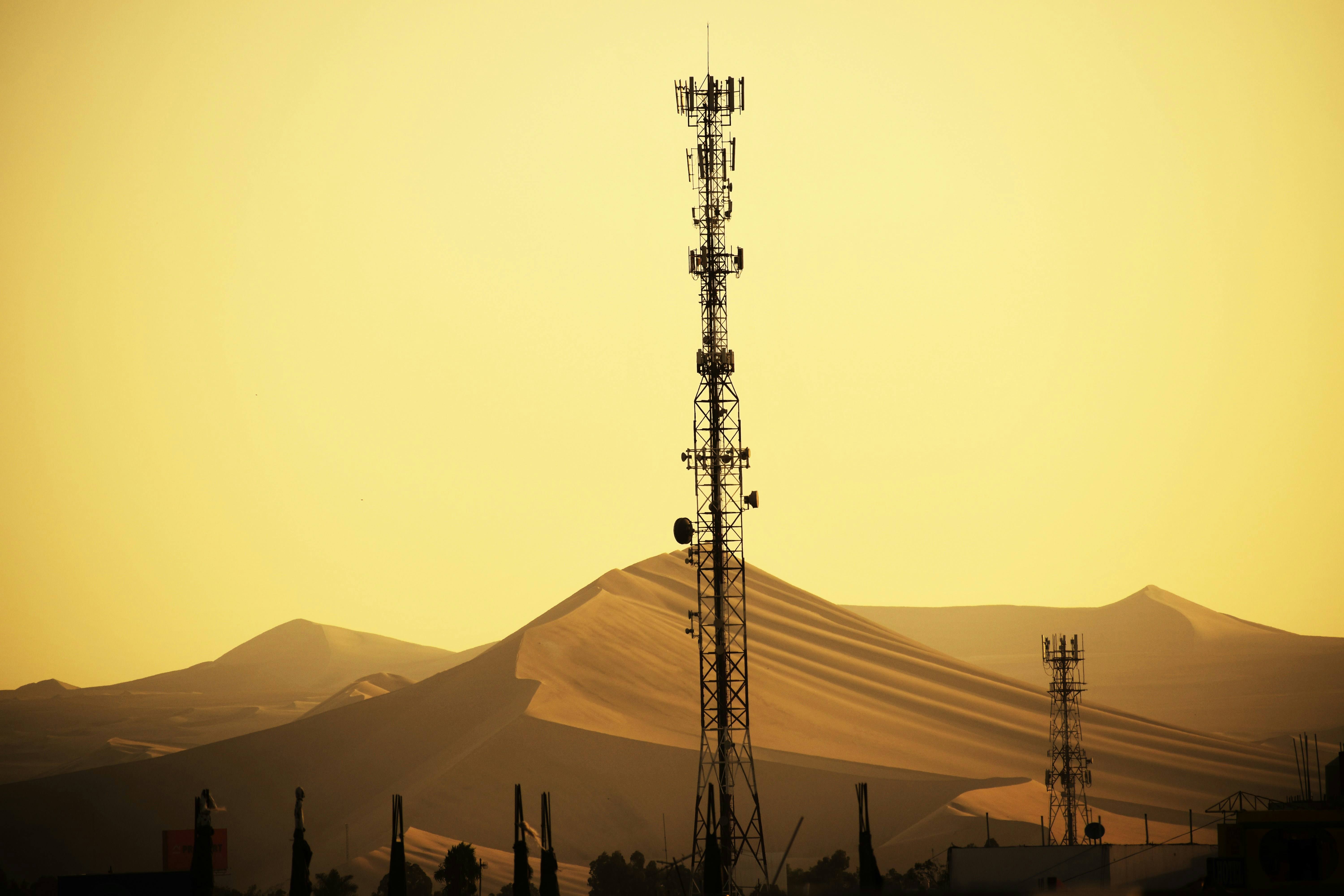 Hajj AI Telecom Load Peaks — What It Means for Telecom Stocks and Infrastructure Funds